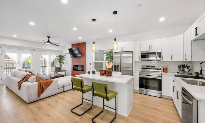Sylvan Hills Condominio | The Urban Oasis - 3BD Condo w/ King Bed Suite & Gated Parking