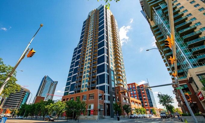 Victoria Park Apartamento | The Urban Peak »19th Floor » Mountain & City Views