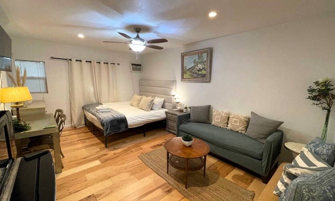 East Pasadena Apartamento | The Urban Studio Hideaway: King-Sized Comfort, Convenient Parking, and Laundry Access