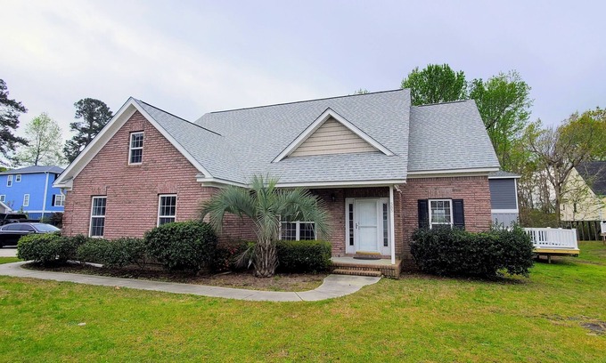 Socastee Casa | The Valentine - A Large Cozy Home Close To It All