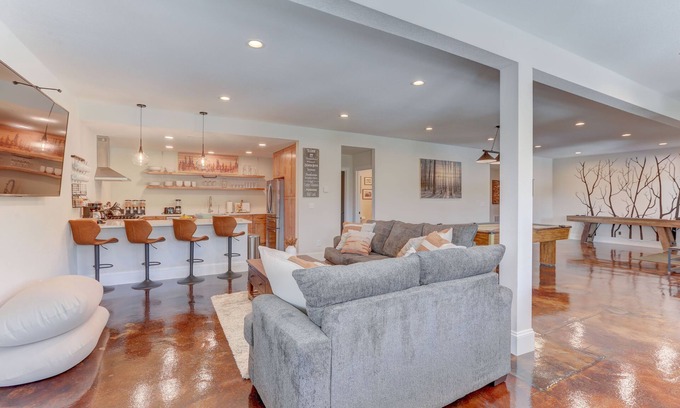 Central City Apartamento | The Valley View Retreat! A Newly Renovated Private Walkout Basement