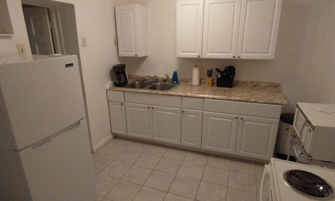 Jacksonville Casa | The Van Zant House Annex (Skynyrd) | Queen | Full Kitchen