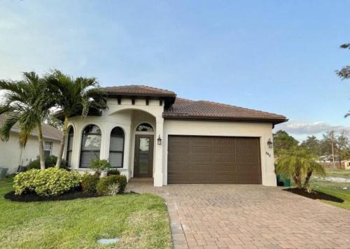 Naples Park Casa | The Vanderbilt Pearl 1 Mile to Beach HT Pool