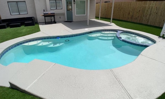 Paradise Valley Casa | The Vegas Chateau - 4 Bedroom 3 Bath w Pool & Jacuzzi