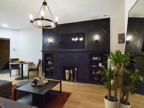 Ukrainian Village Apartamento | The Velvet Jazz Haus