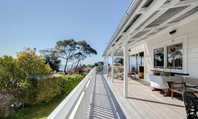 Bluff Hill Casa | The Verandah - Napier Holiday Home
