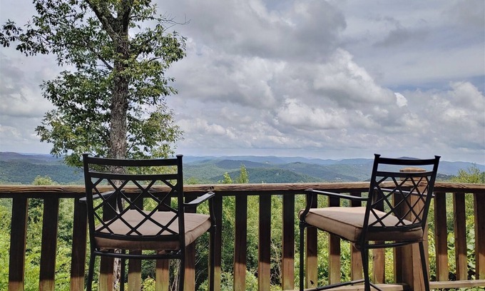 Apple Ridge Cabina | The View 4BR/4BA Mountain Lodge with Views near Blowing Rock