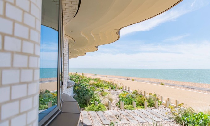 Folkestone Casa | The View at Shoreline - a holiday let by Bloom Stays that sleeps 4 guests in 2 bedrooms