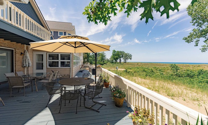 Michigan City Apartamento | The View from this Lakeside Cottage with Beach in Backyard, is BEAUTIFUL!
