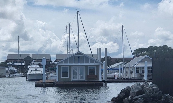 Downtown Alquiler De Eote | The View! Hidden Gem! Pristine! Quiet Retreat! Charming! Go fish! Dock a boat!