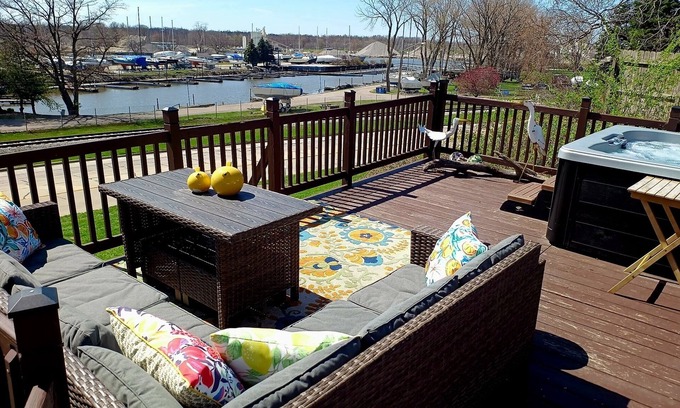 Fairport Harbor Cabaña | The View! Hot Tub-Golf Cart-Beaches-Billiards-King-Cottage Retreat Full of Fun