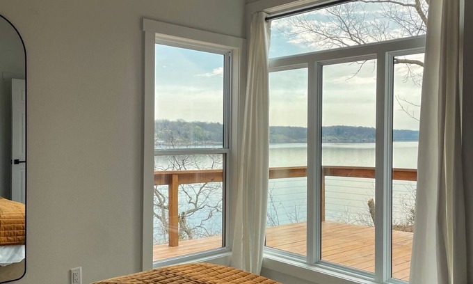 Grove Cabina | 'The View on Grand' Epic Lake Views Modern Luxury