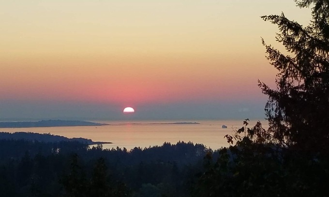 Metchosin Casa | The View Suite - stunning 2-acres & hot tub