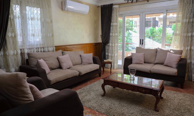 Nasr City Villa | La villa tiene 3 dormitorios, 3 baños, un comedor y un patio con vista al jardín.