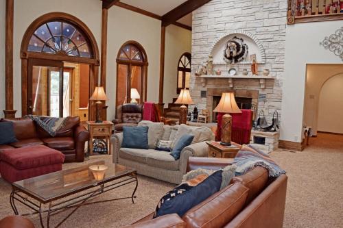 Red River Casa | The Villa - WiFi - Satellite - Fireplace - Washer - Dryer - Grill - Garage Access - Large Deck