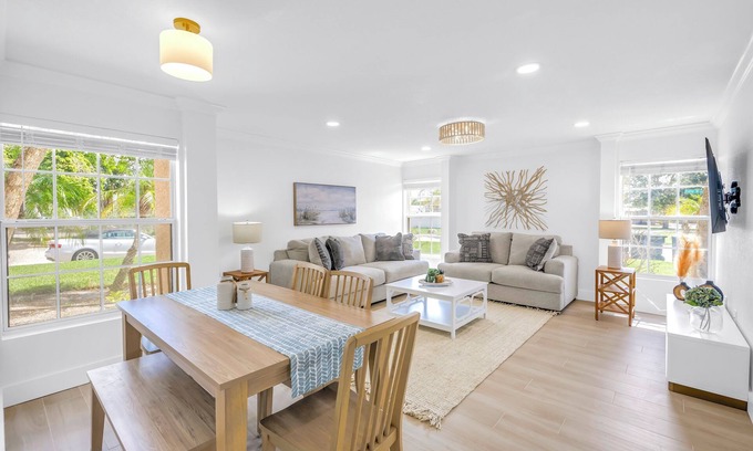 Siesta Key Village Apartamento | The Village Breeze 8BR with heated Pool, near Beach, 250ft to Siesta Key Village!
