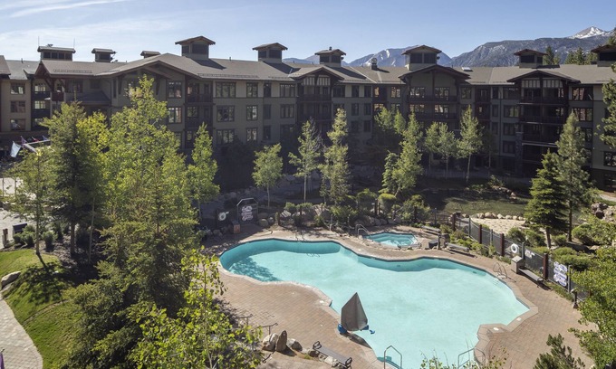 Mammoth Lakes Hotel | The Village Lodge