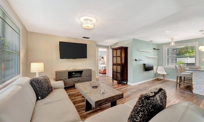 Madeira Beach Villa | The Villas at Madeira 1, Walk 2 Beach + Johns Pass