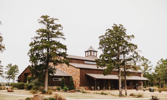 New Ulm Complejo | The Vine: Stunning Event Venue/Retreat on Vineyard with Private Lake, Sleeps 20