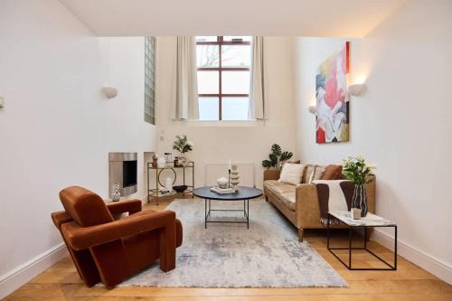 Abbey Road Casa | The Violet Hill Haven - 3BDR Home with Garden
