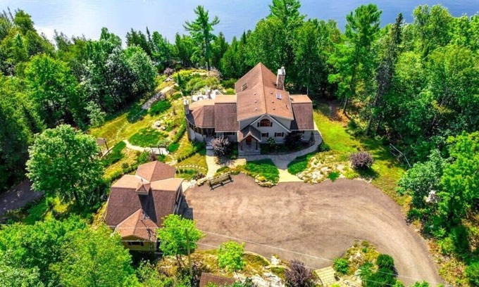 Val-des-Monts Chalet De Esquí | The Vista - Magnificent waterfront beach & hot tub