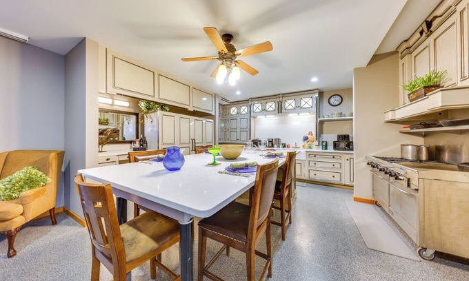Waldron Villa | 'The Vista' Retreat ~ 30 Mi to Kansas City!