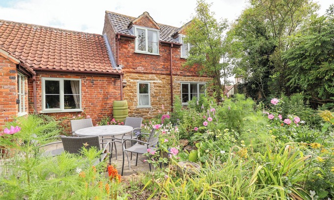 Orston Casa | THE WAGGON SHED, pet friendly, with open fire in Bottesford
