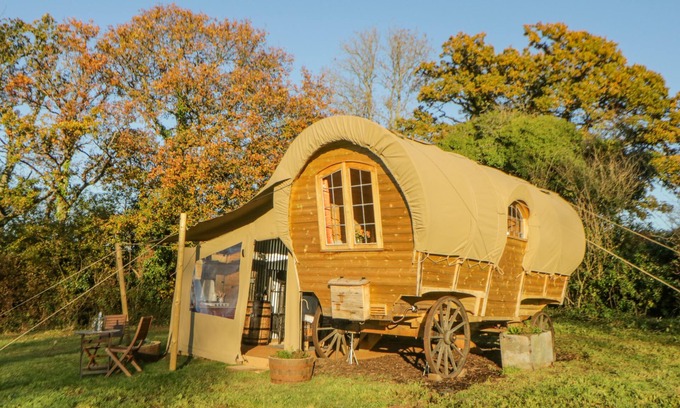 Ottery St Mary Cabaña | THE WAGON AT BURROW HILL, pet friendly in Ottery St Mary