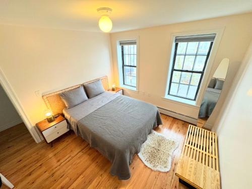 Queens Casa | The Waltham Private Room & bathroom John F Kennedy JFK LGA Airport Manhattan Penn Station bullet-train 15 min
