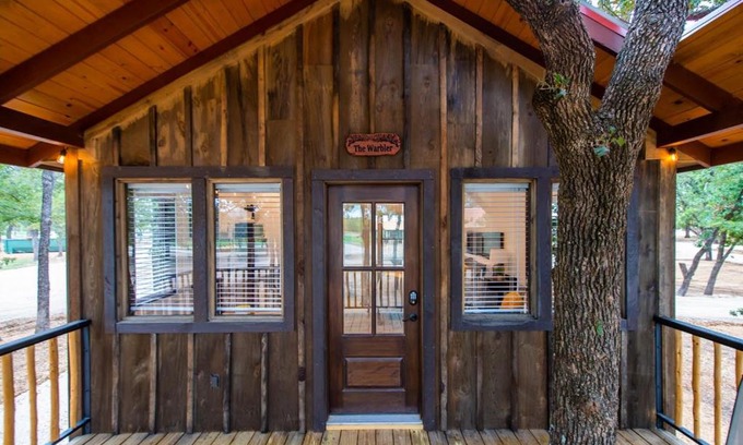 Elm Mott Otro | The Warbler Treehouse 15 MIn to Magnolia Baylor