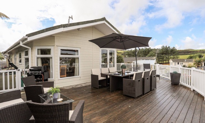 Mynytho Cabaña | THE WARREN D24, pet friendly, country holiday cottage in Abersoch