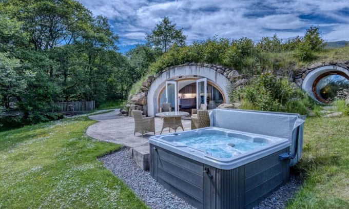 Loch Tay Alquiler De RV | The Warren - Hobbit House & Hot Tub at Loch Tay