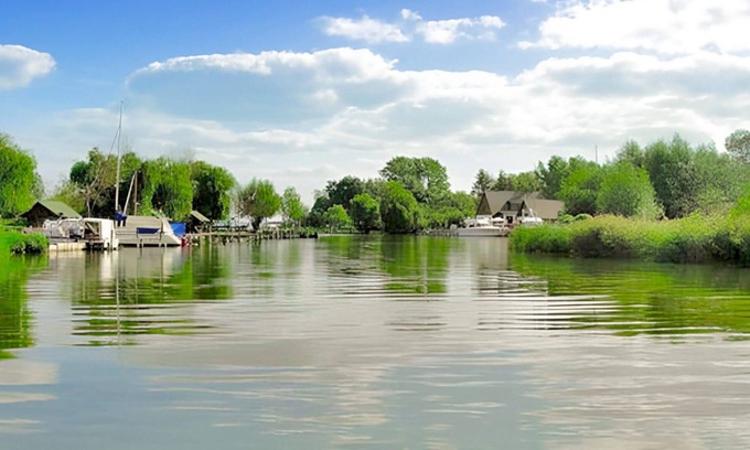 Meesiger Alquiler De Eote | The water camper is simply and practically furnished.