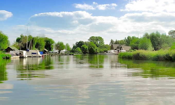 Meesiger Alquiler De Eote | The water camper is simply and practically furnished.