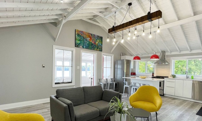 Frontenac Casa | The Water's Edge-A Modern Waterfront Cottage Rental