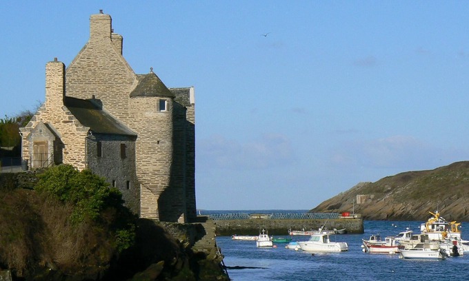 Le Conquet Casa | La Maison des Seigneurs: pies en el puerto de Conquet frente a Ouessant