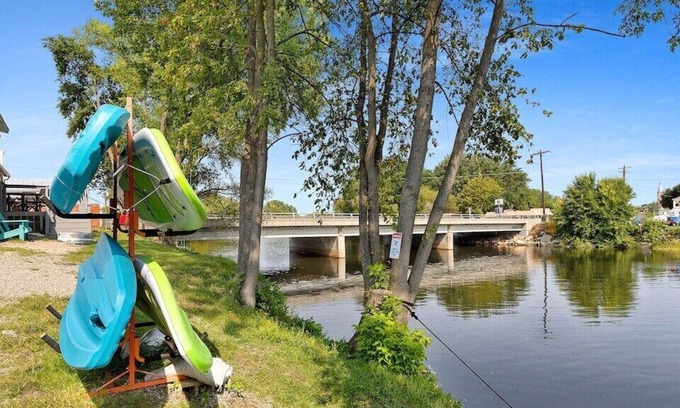 Oconto Casa | The Waterfront Side A - 4BR Villa on the RIVER