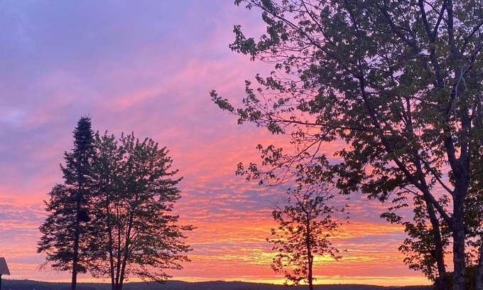 Smithfield Cabaña | The WATERING HOLE...Cozy cottage with AMAZING sunsets on North Pond!