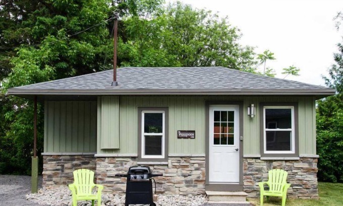 Bloomfield Cabaña | The Waupoos-PEC Couple's getaway