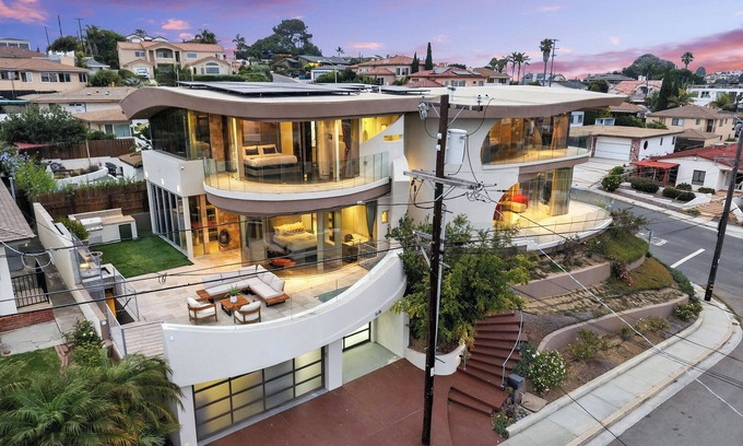 Roseville - Fleet Ridge Casa | The Wave House | Custom Gem w/Panoramic Views, Fire Pit, BBQ, Pool Table & Wraparound Balconies