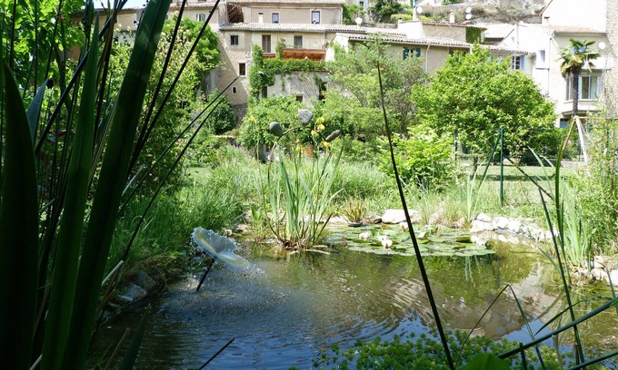 Mollans-sur-Ouveze Cabaña | La riqueza de la naturaleza en el corazón de un pueblo.