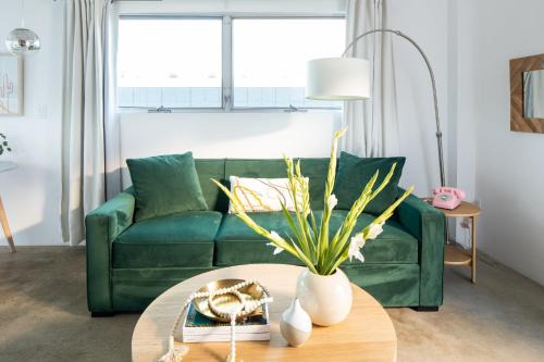 Tahquitz River Estates Hotel | The Wesley by AvantStay Mid-Century Modern Oasis with Pool