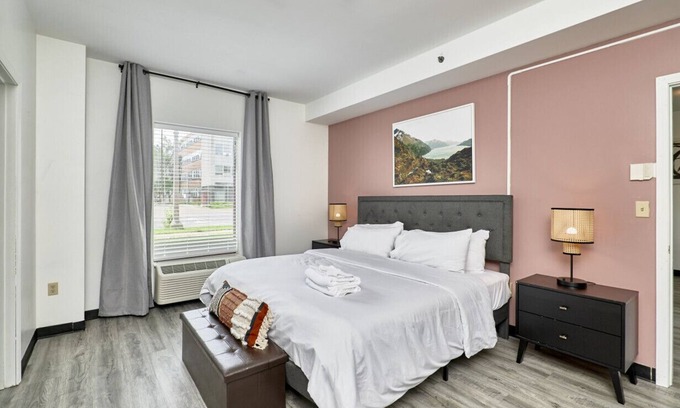 Central West End Hotel | The West End Hotel- 1 Bd Master Suite