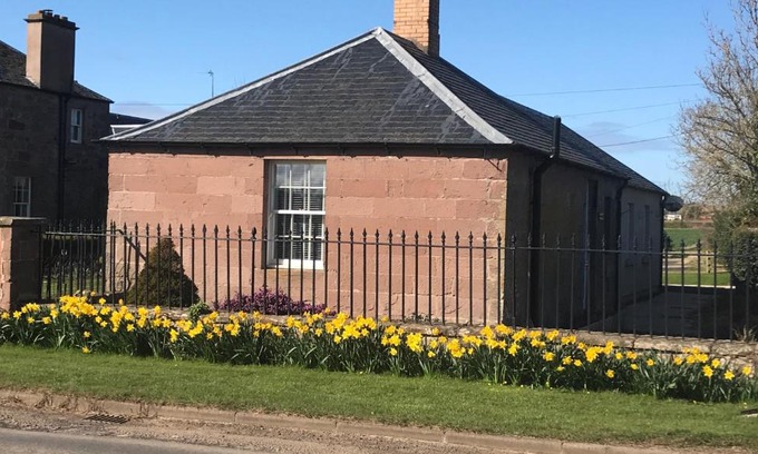 Paxton Casa | The West Lodge -dog friendly, cosy, Scottish Borders cottage