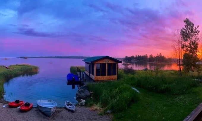 Hessel Cabaña | The Westender Retreat | Amazing Lake Views & Waterfront Dock House