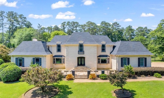 Athens Casa | The Wexford French Chateau w/ Pool