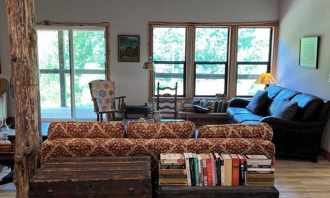 Irvine Cabina | The Whippoorwill Retreat Cabin – A Hillside Haven for Gatherings and Getaways