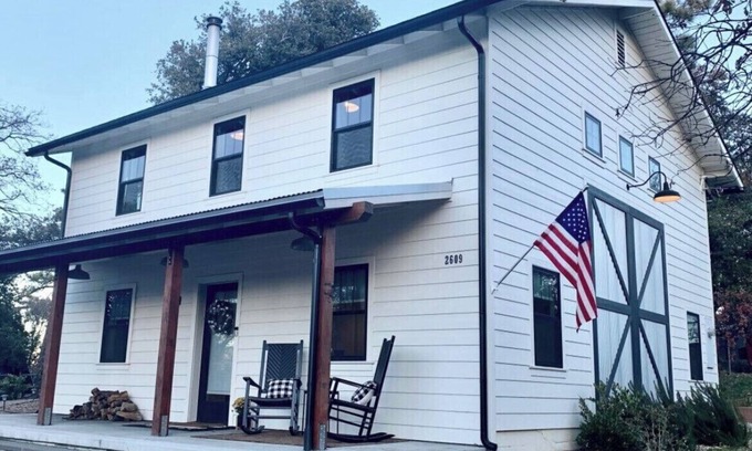Julian Casa | The White Barn