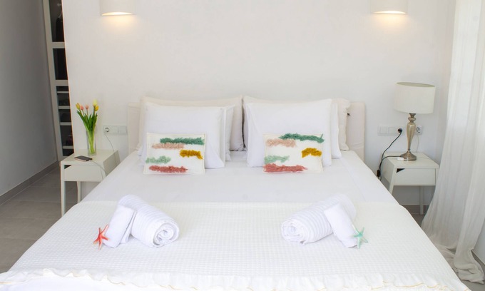 Cala Llombards Chalet De Esquí | The White Beach House (Cala Llombards)