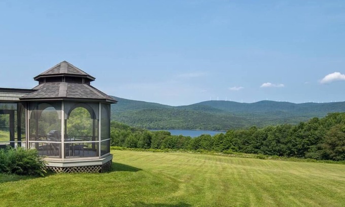 Whitingham Casa | The White Birches | Modern Home w/Lake Access
